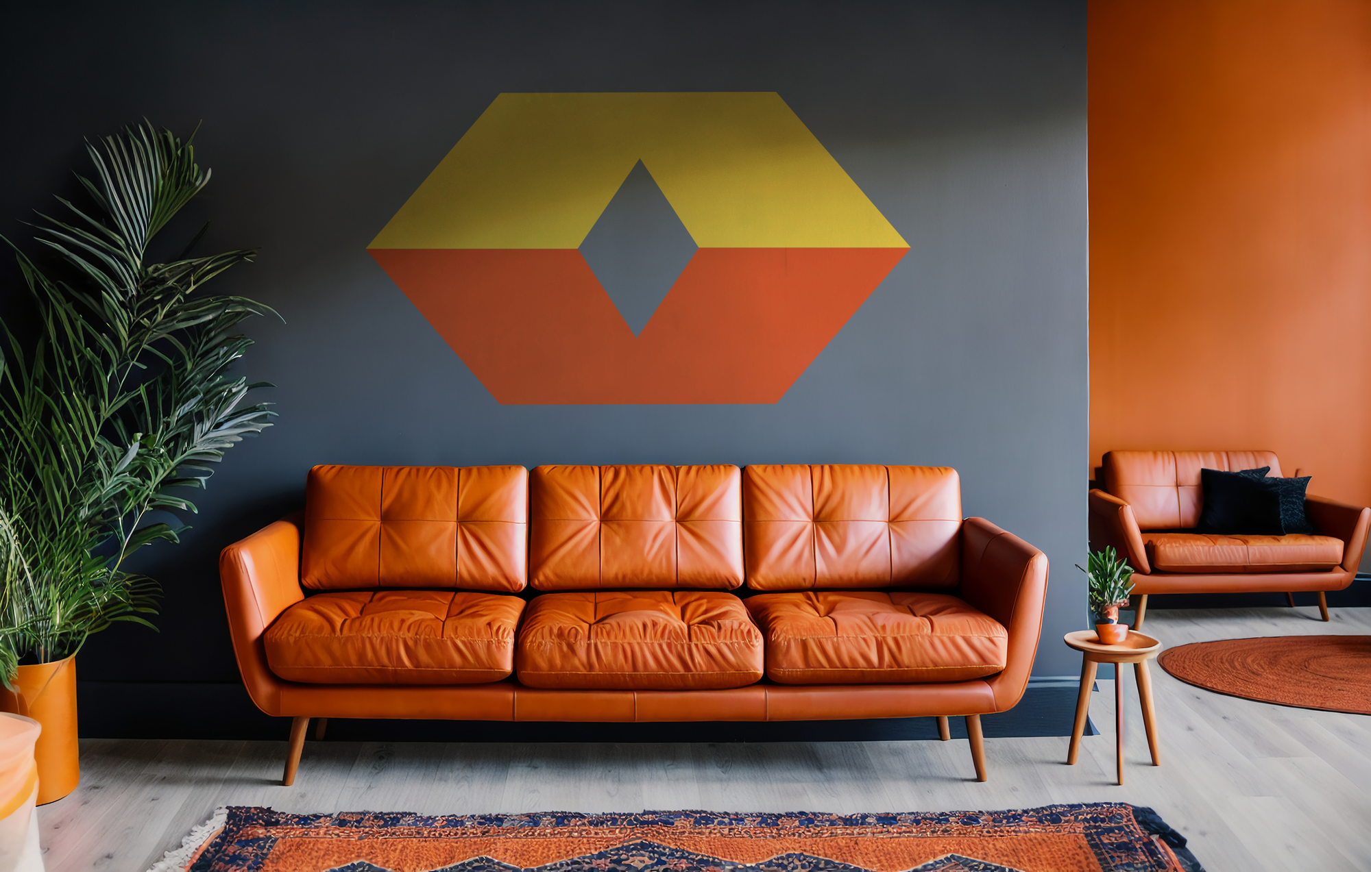 En en rostbrun skinnsoffa framför en gråmålad vägg med vår logotyp.