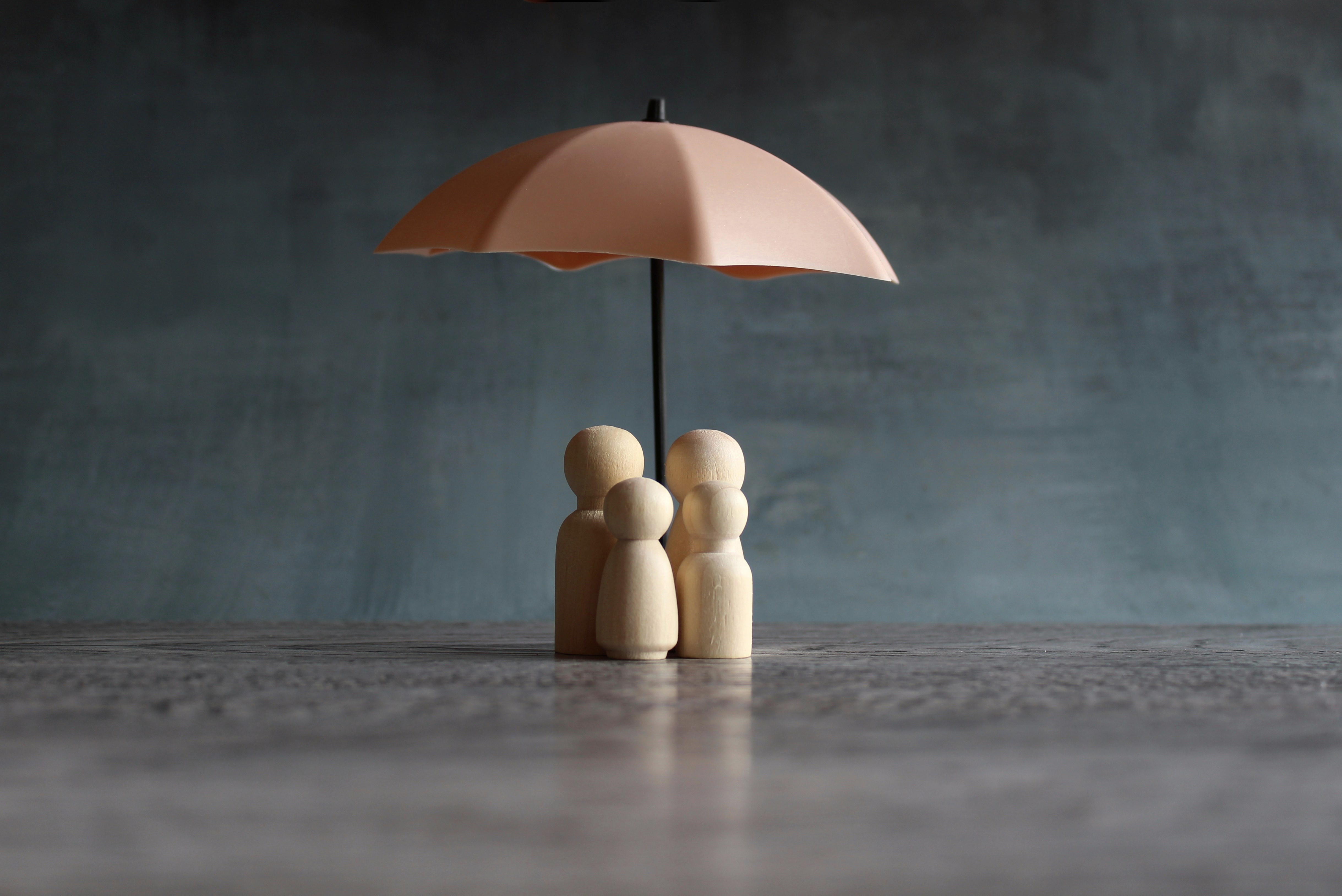 En familj under paraply