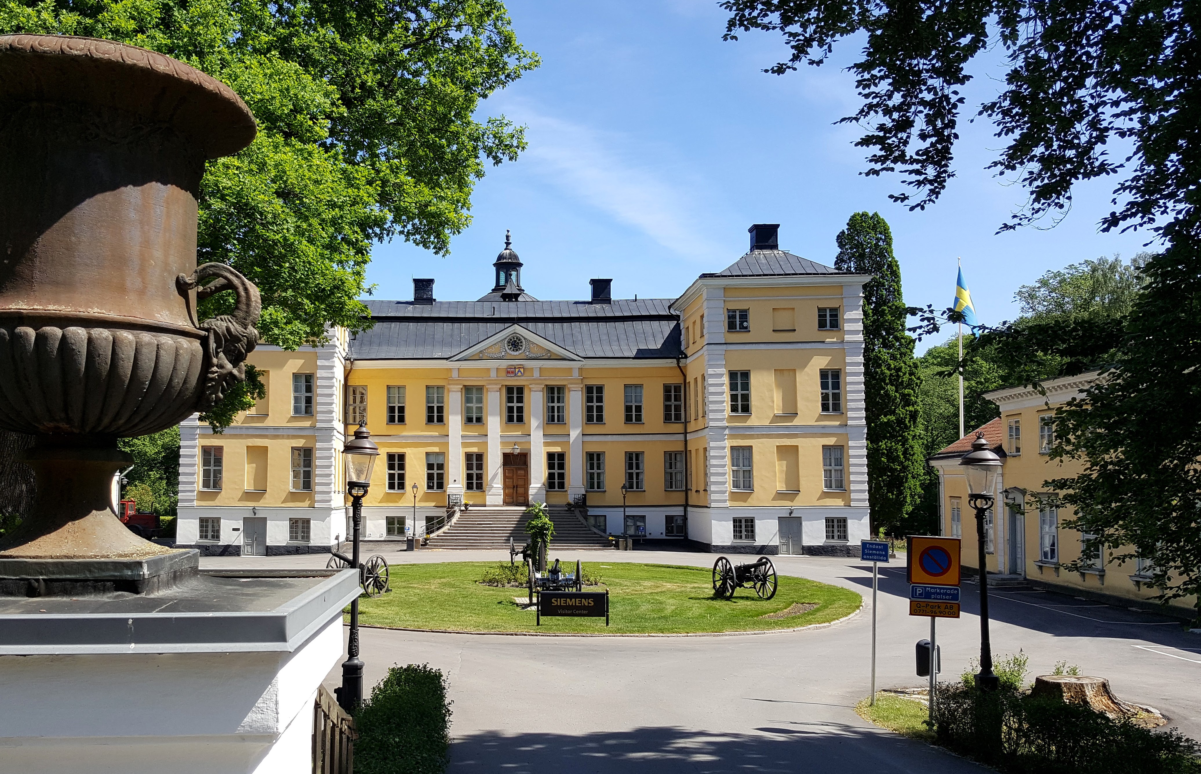 Finspångs slott i sommarväder